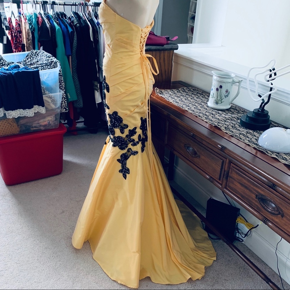 Night moves Y2k Mermaid Silhouette Sequin prom dress Yellow With Black Beadwork - Picture 2 of 7